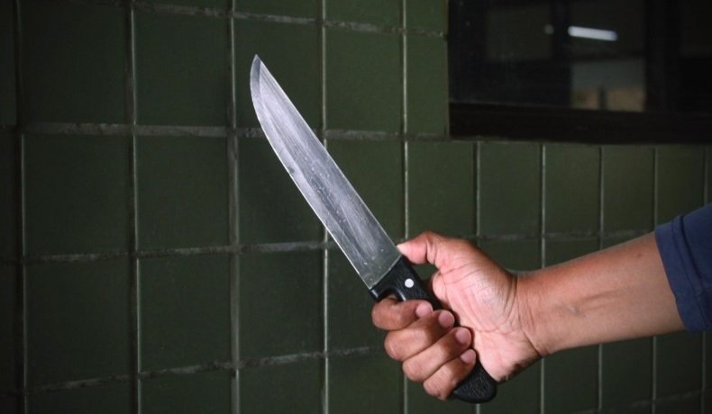 Jovem pede socorro, mas morre após levar 7 facadas na rua