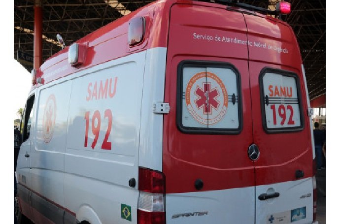 Criança de 8 anos é atropelada ao entrar na frente de carro