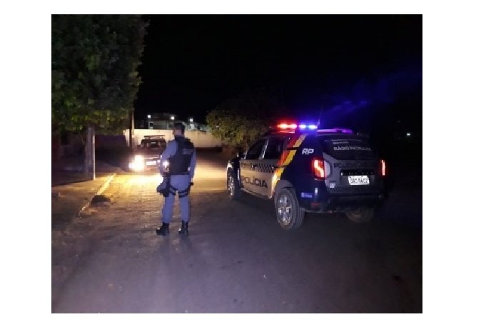 Mulher tem celular roubado por bandidos armados