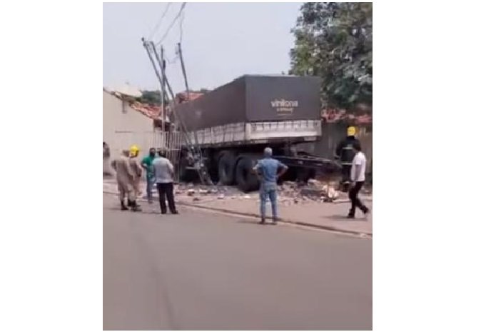 Carreta desgovernada invade casa em cidade de MT