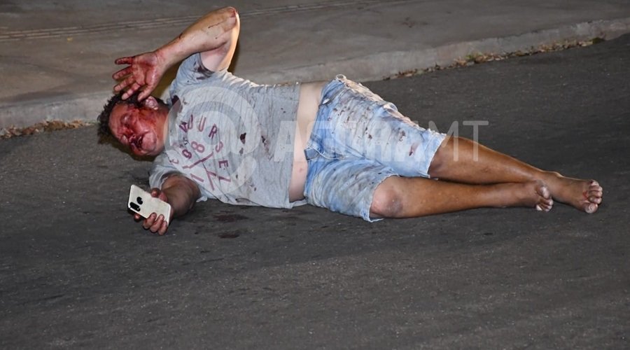 Homem é encontrado ensanguentado no meio da rua