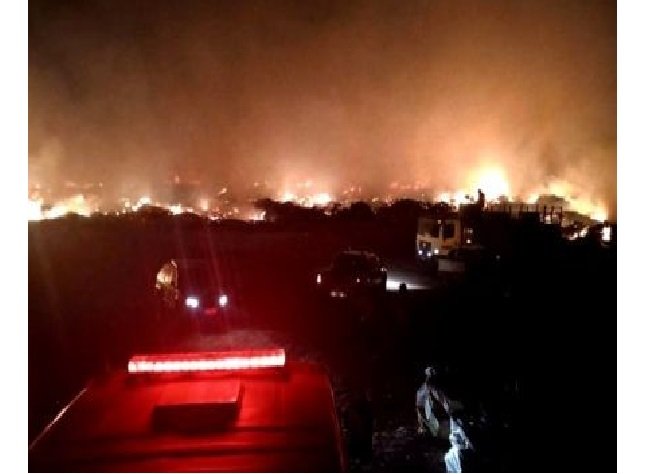Bombeiros combatem por mais de 4h incêndio em lixão
