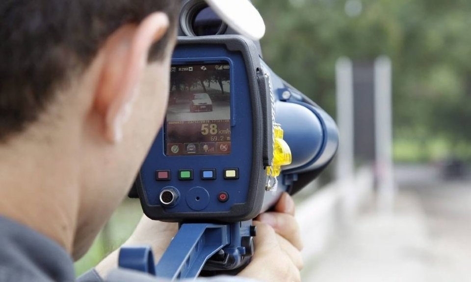 Lei aprovada na AL proíbe que policiais rodoviários se 'escondam' para usar radar