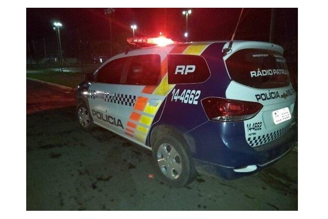 Bandidos fecham Sandero e sequestram motorista