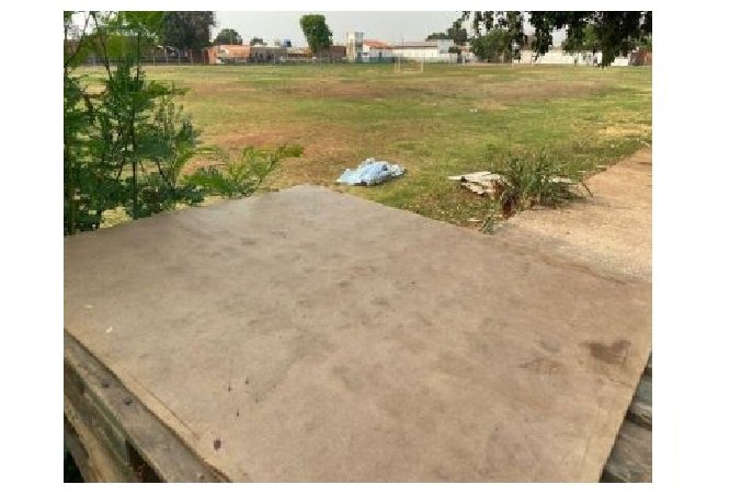 Rapaz com tornozeleira é morto em campo de futebol