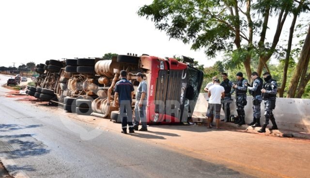 Motorista fica revoltado ao tombar carreta e se joga em frente de carro para se matar