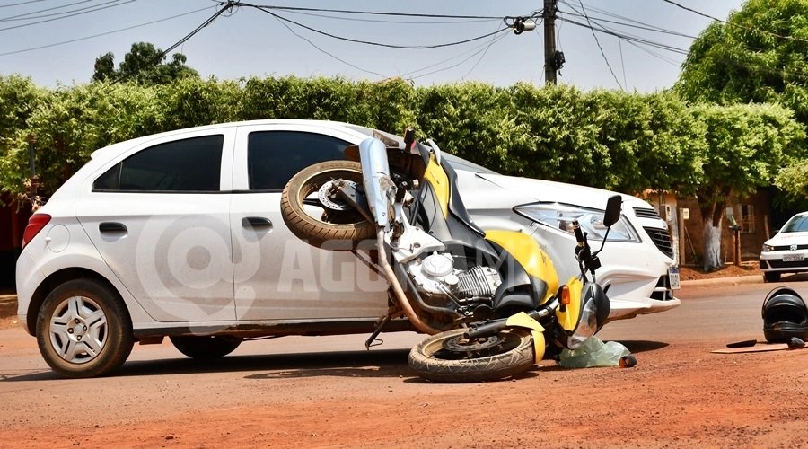 Motociclista na contramão causa acidente e fica ferida