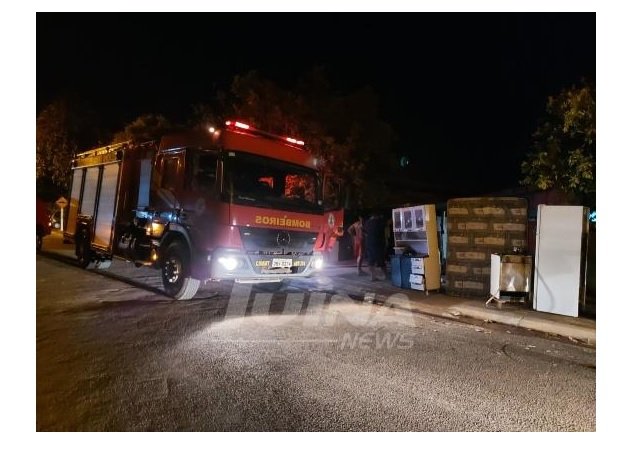 Incêndio destrói uma residência de madeira e danifica cozinha da casa do vizinho