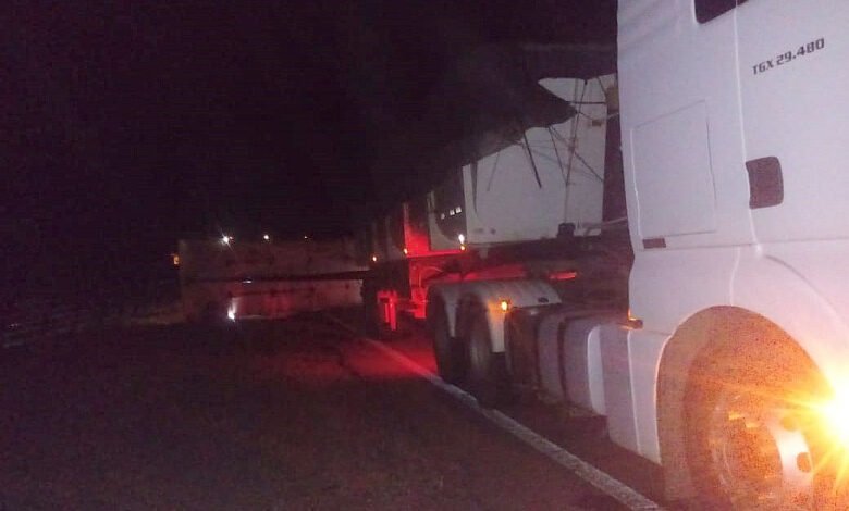 Vagão de bitrem tomba e carga fica espalhada em rodovia próximo à Colider