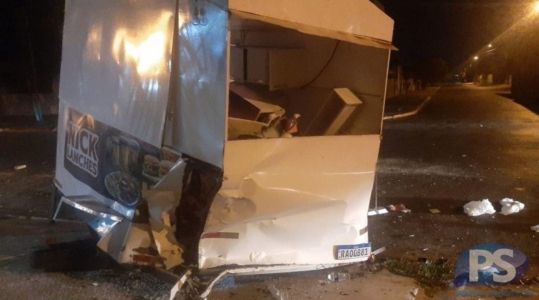 Motorista embriagado atinge trailer de lanches com caminhonete