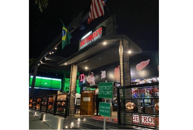 Coifa pega fogo e assusta clientes de restaurante, funcionários usam extintores