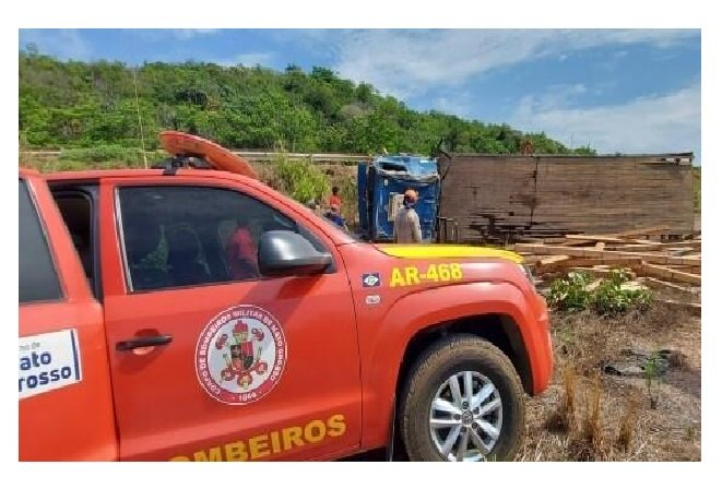 Caminhão capota em serra e cai em cima de motorista