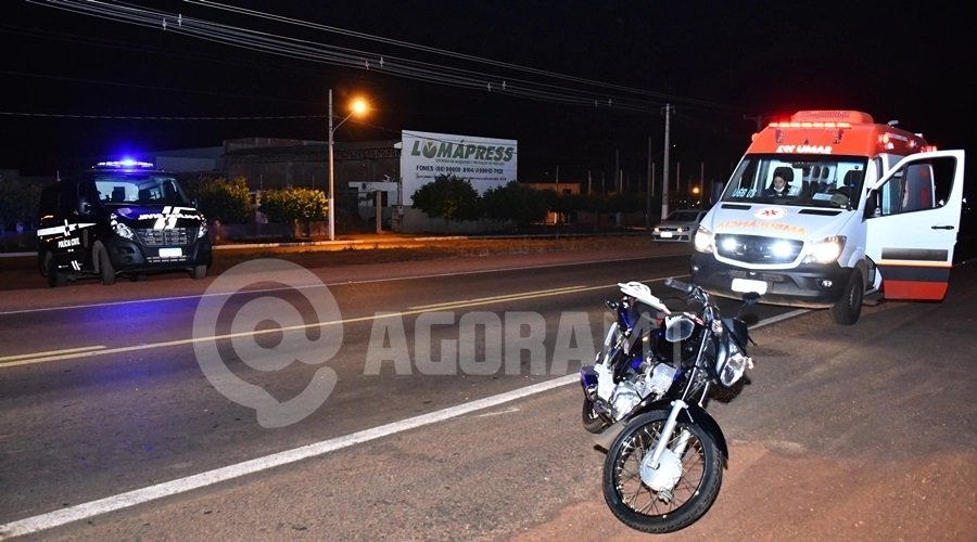 Motociclista bate em traseira de carretinha sem iluminação e fica ferido