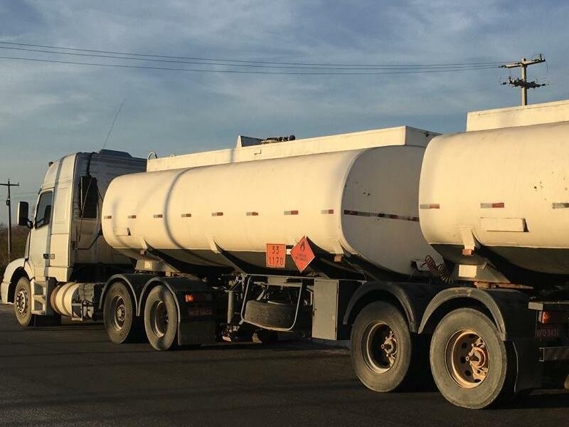 Carreta com carga de combustível se envolve em acidente e deixa rodovia interditada por risco de explosão