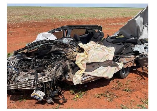 Batida de frente entre carreta e EcoSport mata motorista em rodovia de MT