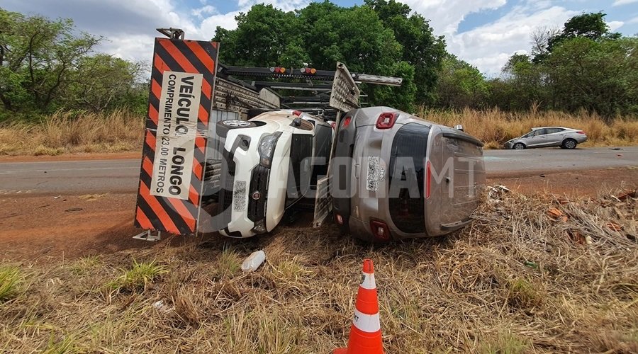 Caminhão cegonha tomba e motorista fica ferido