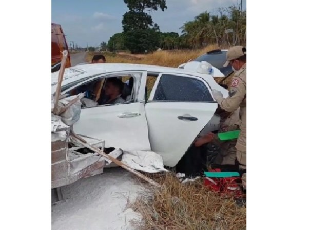 Carretinha desprende de carro e causa acidente. Duas pessoas ficaram feridas