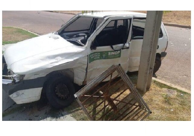 S10 empurra Uno de prefeitura contra poste e quebra clavícula de servidora pública