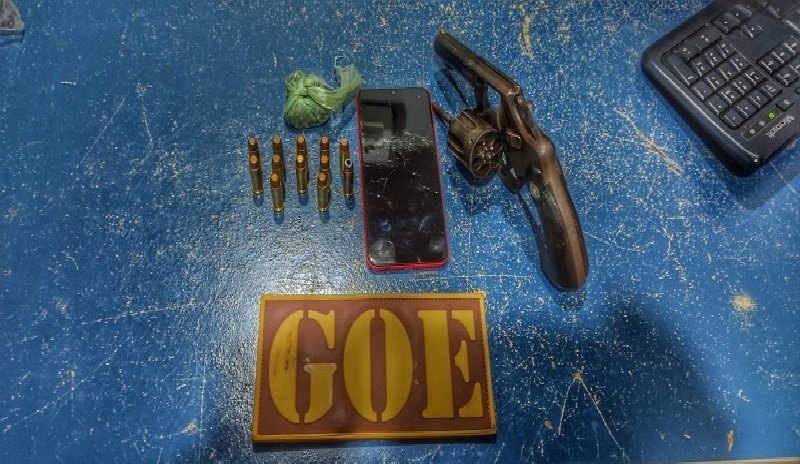 Dois são detidos com arma de fogo em zona rural