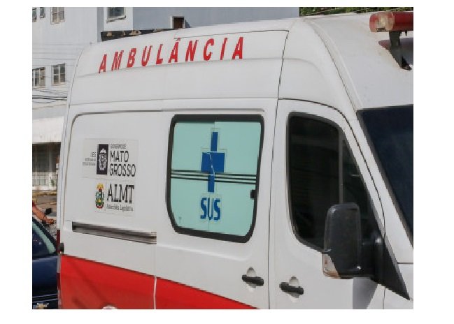 Mulher acelera carro acidentalmente e atropela pai dentro de casa