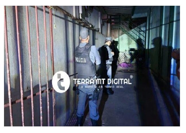 Homem é executado a tiros e facadas na área de casa