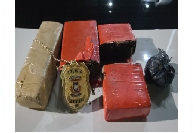 Polícia Civil prende dois homens com quase 3kg de maconha. Tiro é disparado