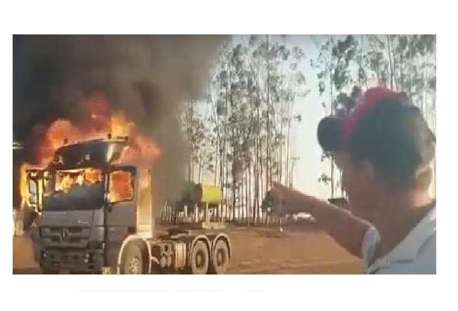 Motorista de MT coloca fogo no próprio caminhão para não ser ‘tomado’ por banco; veja vídeo