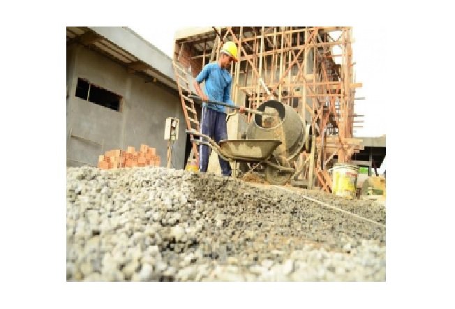 Construção contrata cada vez mais, mas salários estão 12% menores