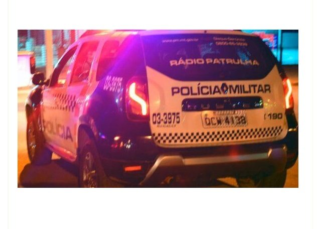 Perseguida por desconhecido, mulher pede socorro por telefone à PM de dentro do banheiro de sua casa