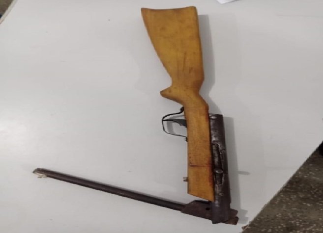Mãe e filho são presos com arma de fogo artesanal em Assentamento