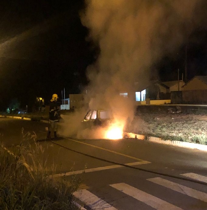 Bombeiros combatem incêndio em carro na madrugada