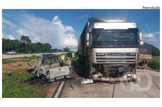 Motorista morre queimado após bater picape em carreta