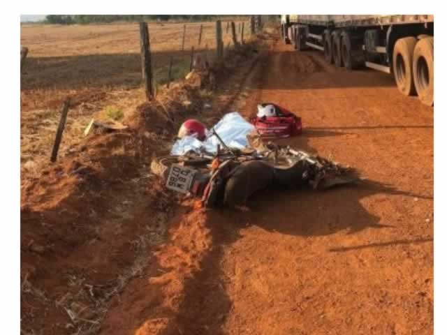 Motociclista bate de frente com caminhão e morre na hora