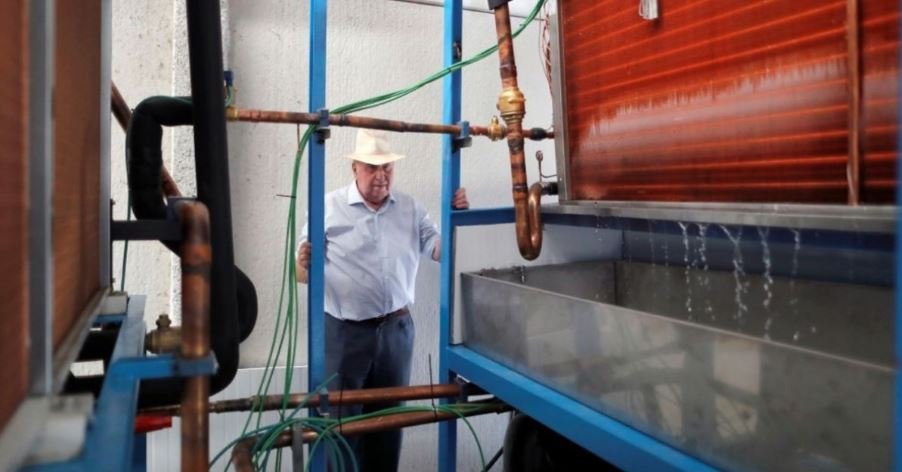 Engenheiro de 82 anos cria máquina capaz de produzir 5 mil litros de água até mesmo no deserto