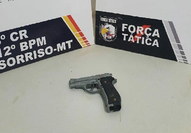 Homem é preso após sacar pistola falsa para policiais