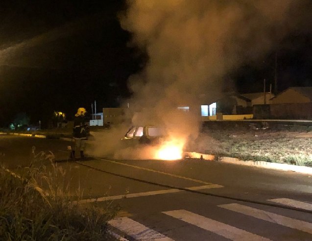 Homem não aceita reatar relacionamento, mulher pega chave de carro e coloca fogo em veículo