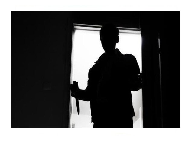 Homem acorda no meio da noite e encontra ex da atual namorada dentro de quarto