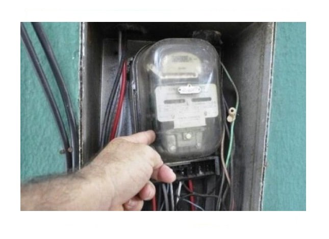 Homem descobre gato, desliga fio e vizinha reclama de falta de energia