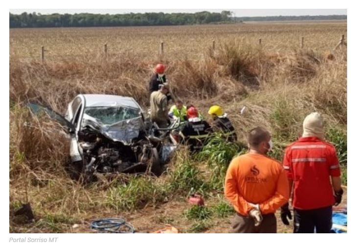 Batida frontal entre carro e carreta deixa um morto e quatro feridos em Sorriso