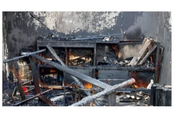 Fogo destrói casa em MT; bombeiros 'salvam' Fusca
