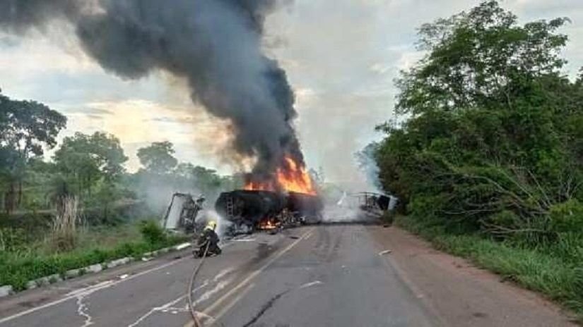Carreta pega fogo e motorista morre carbonizado, em acidente na Serra de São Vicente na BR 364