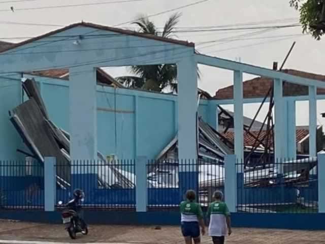 Temporal em Nova Canaã derruba telhado do Lar dos Idosos e várias casas ficam sem coberturas. (vídeo)