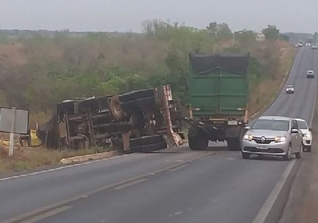 Motorista perde o controle e tomba caminhão na MT-010