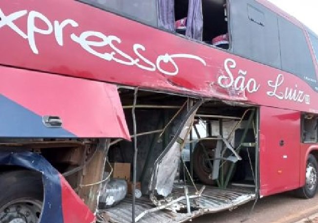 Carreta rasga ônibus e assusta passageiros na BR 163