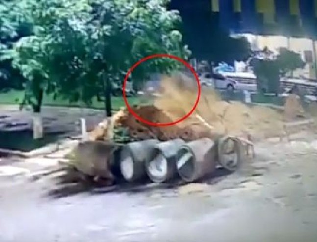 Menores em fuga da PM atingem monte de areia e voam com moto