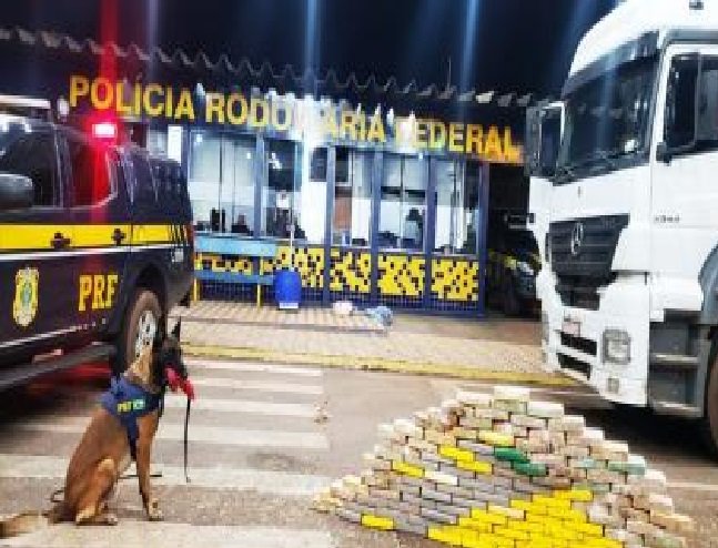 Caminhoneiro é preso com 120 kg de cocaína escondidos no assoalho da carroceria