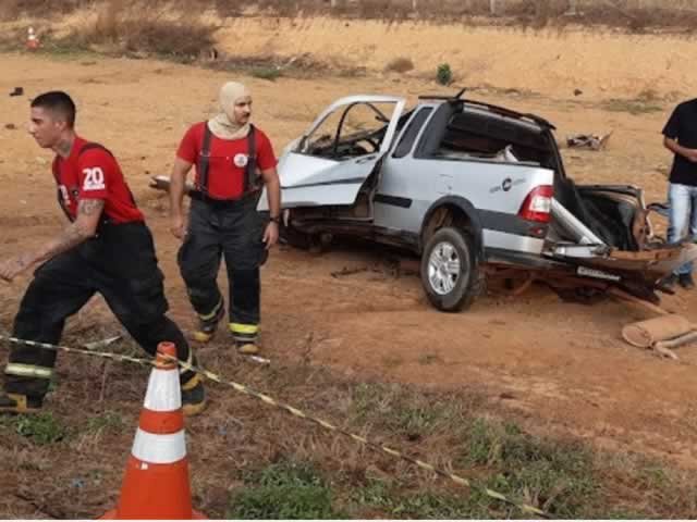 Batida entre picape e carreta mata casal em rodovia de MT; veja fotos