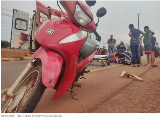 Mulher fica ferida após ser atingida por mandioca que caiu de caminhão. (Fotos)