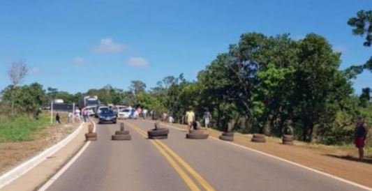 BR-070 - Índios bloqueiam rodovia em MT para cobrar investigação sobre morte de indígena atropelado
