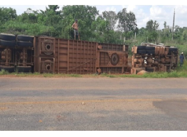 Carreta carregada com gado tomba na MT-208 próximo a fazenda Shalon; VEJA VÍDEO
